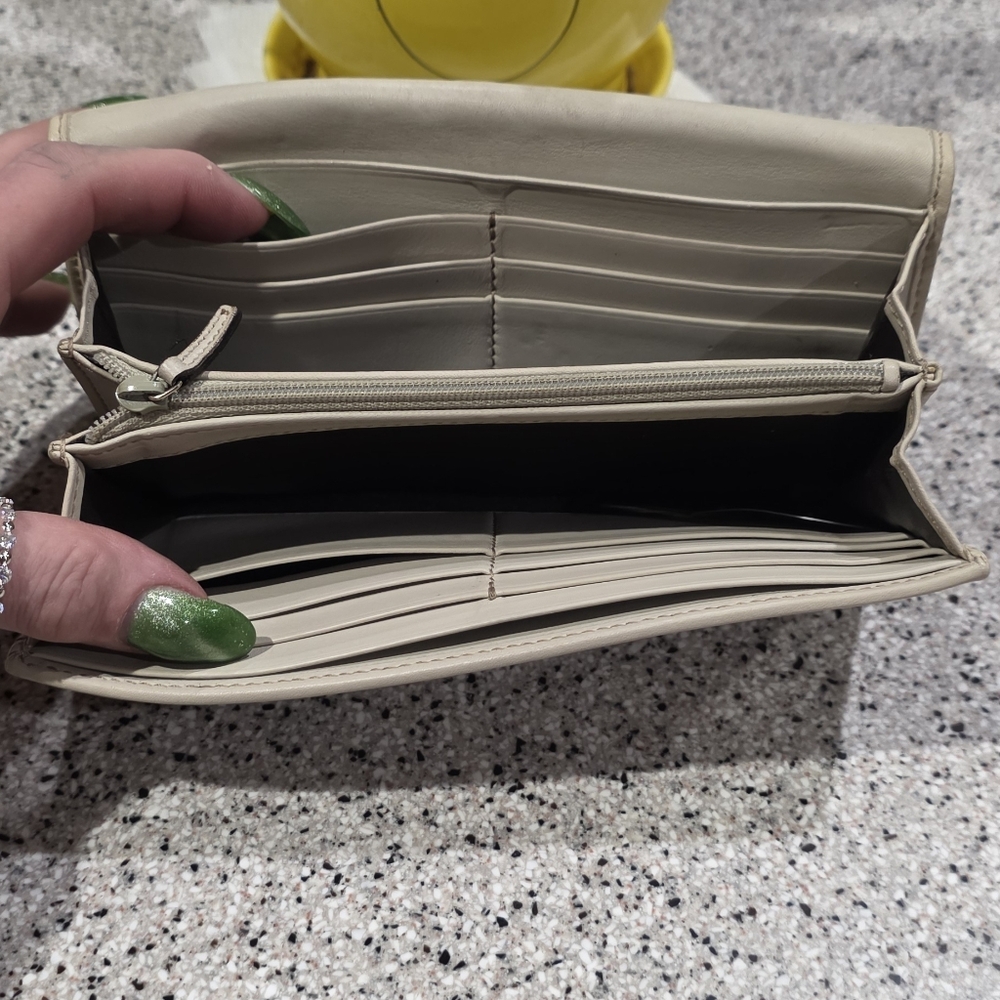 Gucci Guccissima Wallet In Ivory. Comes With Unbranded Chain - Picture 4 of 13